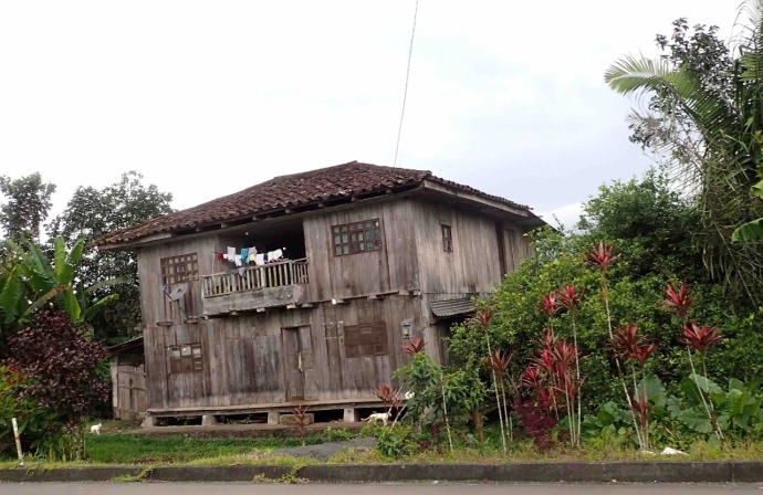 A typical sort of house here in Ecuador (Photo and caption credit: Sue's blog)